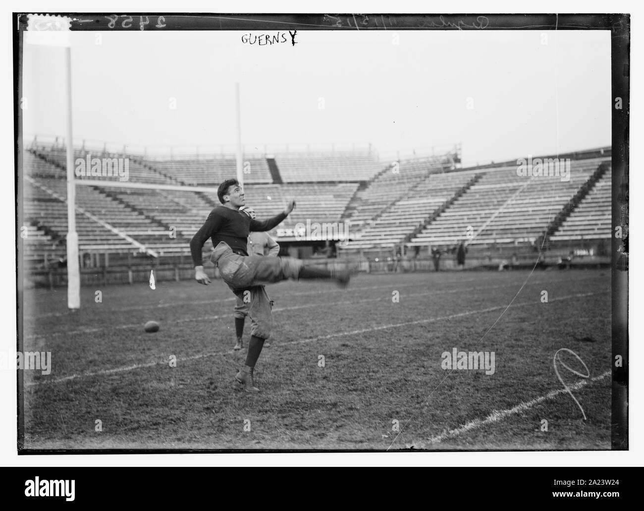 Otis Liebe Guernsey, Fußballspieler und Squash Tennis Player an der Yale University Stockfoto