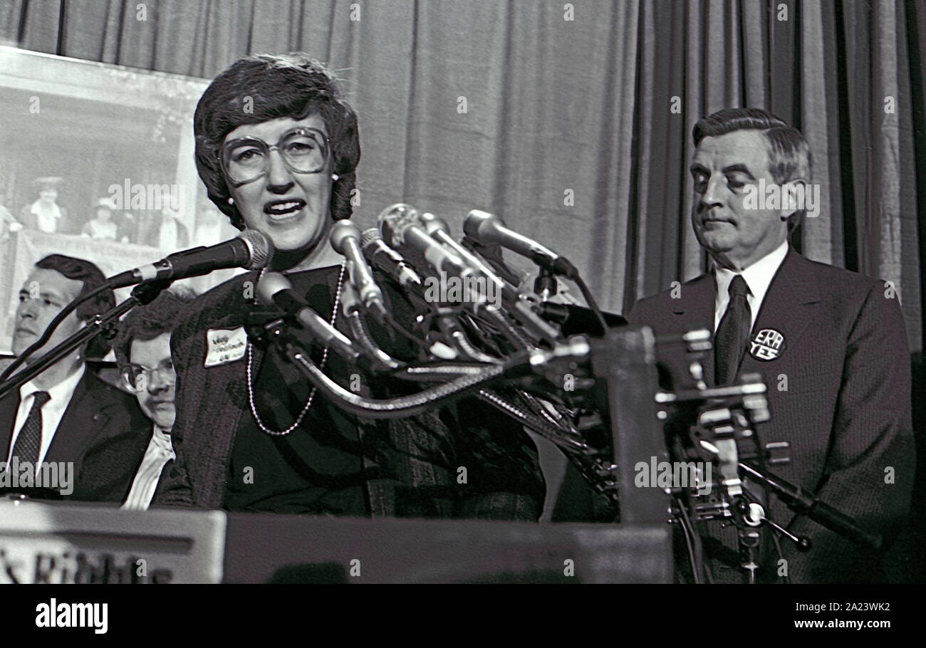 Washington DC, USA, 15. Februar 1984 Washington DC, USA, 15. Februar 1984 ehemaligen Vereinigten Staaten Vizepräsident Walter Mondale der Demokratische Präsidentschaftskandidat eine Fundraising Rallye am Sitz der sorgt jetzt. Er ist inzwischen Präsident Judy Goldschmied und Kongressabgeordnete Barbara Mikulski Demokrat von Maryland begleitet Stockfoto