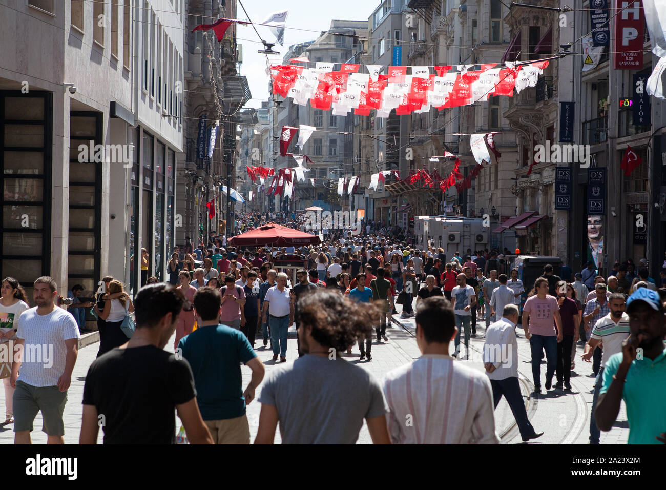 Fußgänger in Istiklal Caddesi (Independence Avenue) im Stadtteil Beyoğlu Istanbul Stockfoto