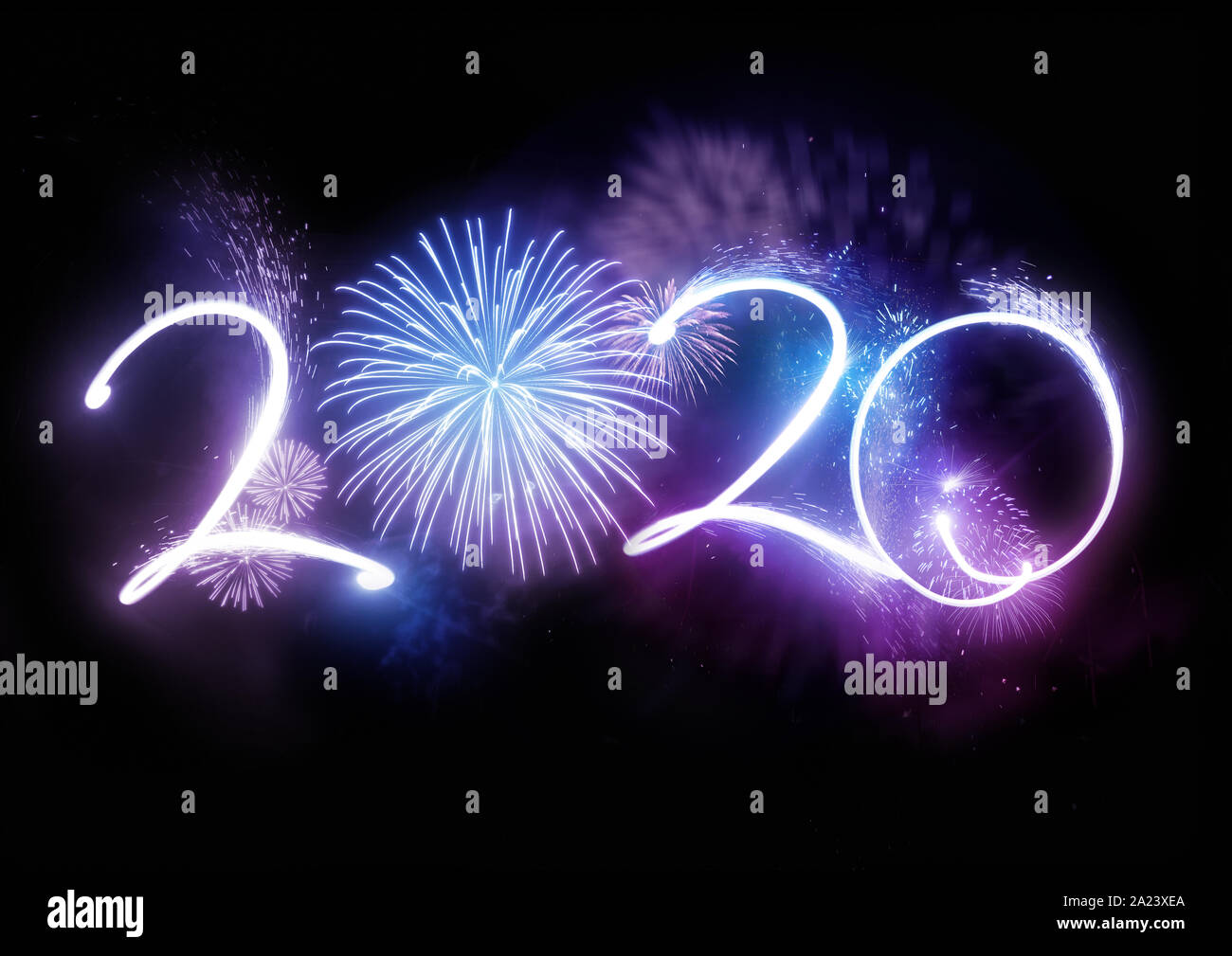 Das Jahr 2020 angezeigt mit Feuerwerk und Blitzlampen. Neues Jahr feier Konzept. Stockfoto