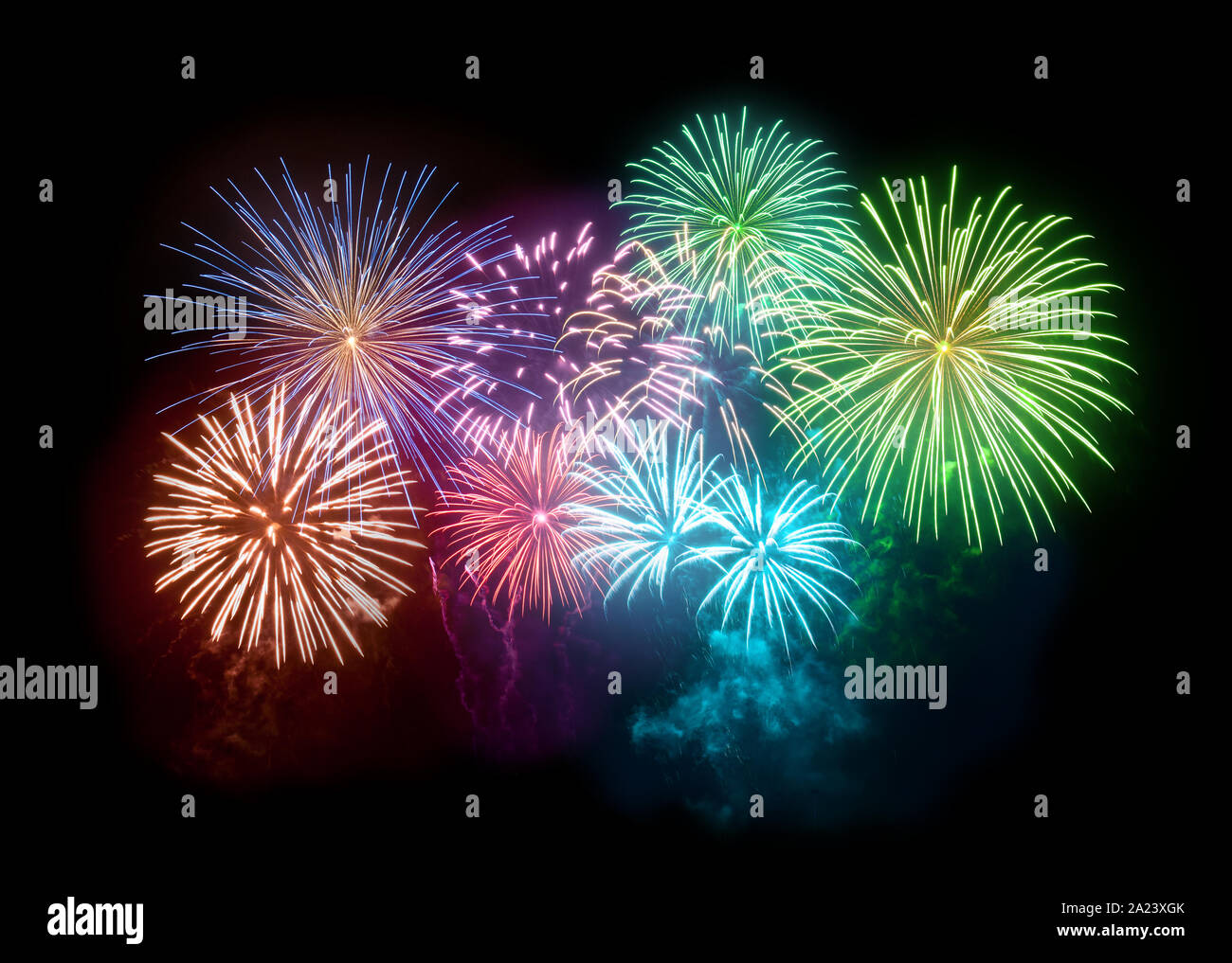 Ein großes und helles Feuerwerk den Nachthimmel mit Glitzer und Funken. Feier Hintergrund. Stockfoto