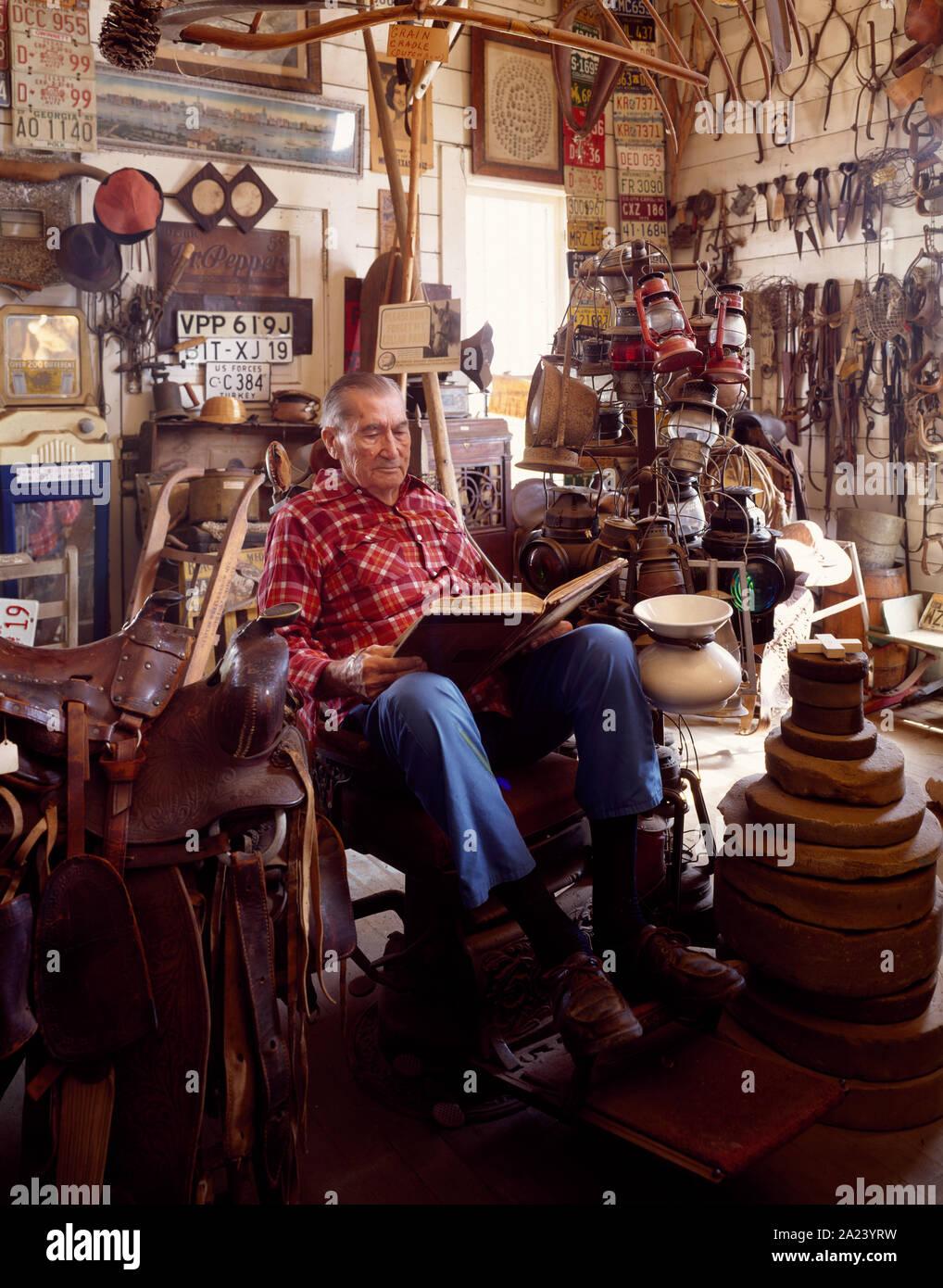 Eigentümer Tom Vaughan schaut auf ein altes Buch am T.C. Lindsey General Store, das sein Großonkel 1847 in Cork, Texas gegründet. Stockfoto