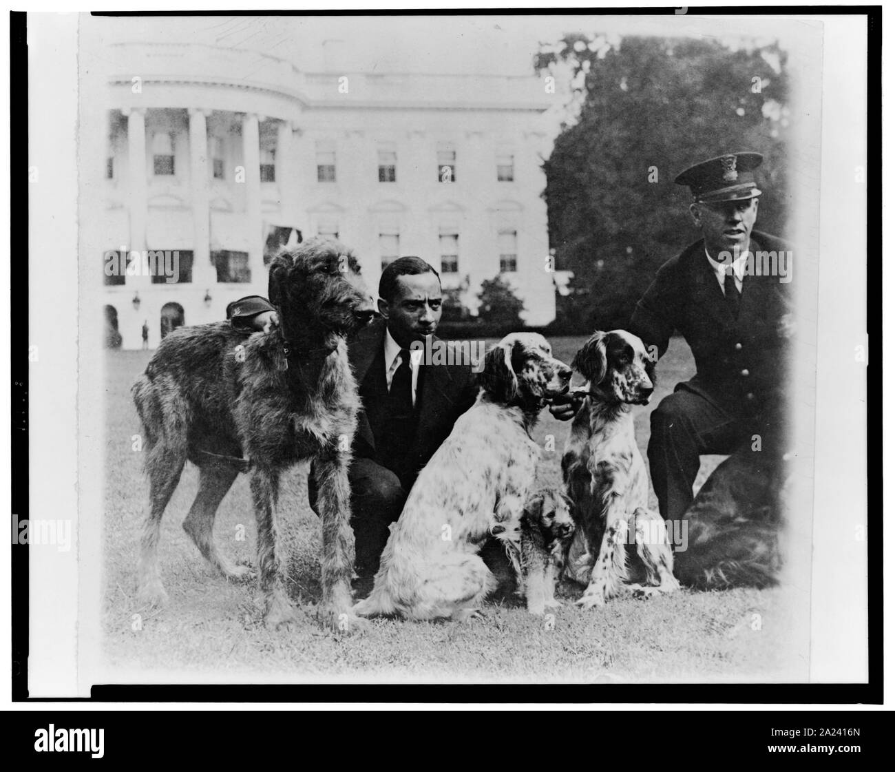 Ew. Allen des Weißen Hauses Polizei und Harry Waters White House Master of Hounds mit einigen der White House Hunde Stockfoto