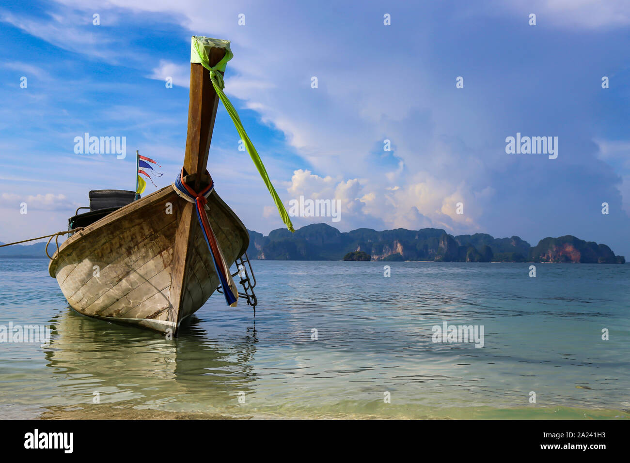 Eine traditionelle Thai lange Boot am Strand von Koh Samui Stockfoto