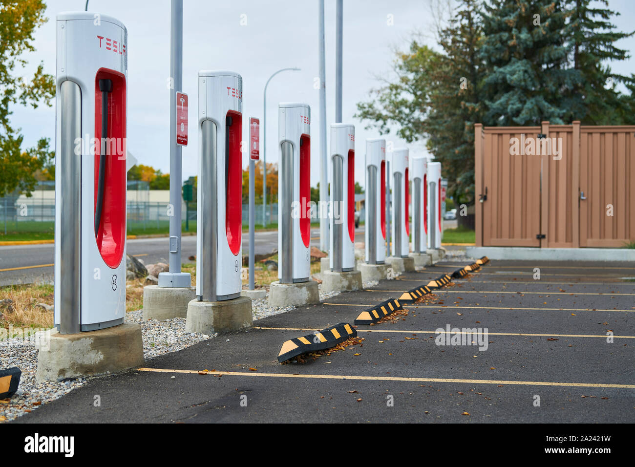 Tesla Superchargers im Fort MacLeod Southern Alberta an der Kreuzung der Landstraße 2 und Highway 3. Stockfoto