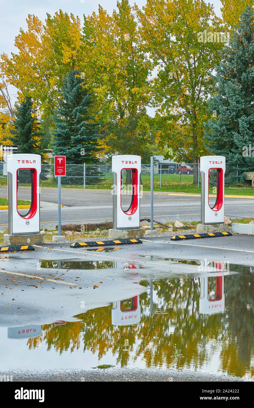 Tesla Superchargers im Fort MacLeod Southern Alberta an der Kreuzung der Landstraße 2 und Highway 3. Stockfoto