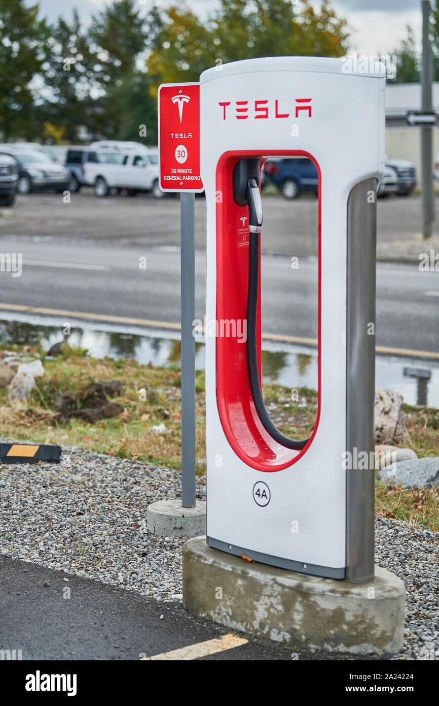 Tesla Superchargers im Fort MacLeod Southern Alberta an der Kreuzung der Landstraße 2 und Highway 3. Stockfoto