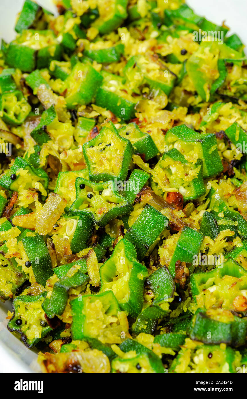 Nahaufnahme von Okra Pfannengerichte mit Kokosraspeln und Senf in einer Schüssel Stockfoto