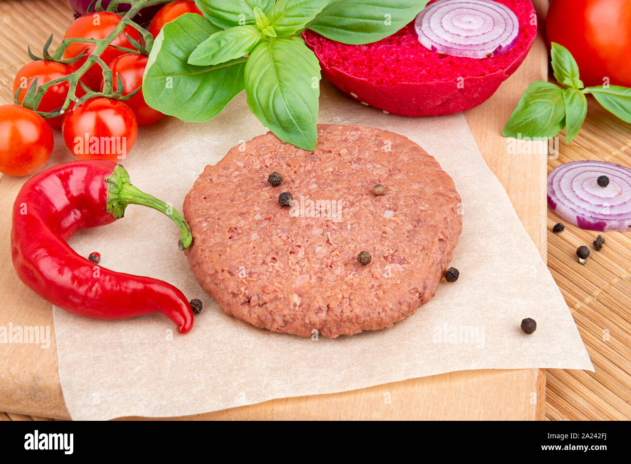 Vegane Burger Kochen mit rohem Soja Fleisch Schnitzel, Gewürze und Gemüse Stockfoto
