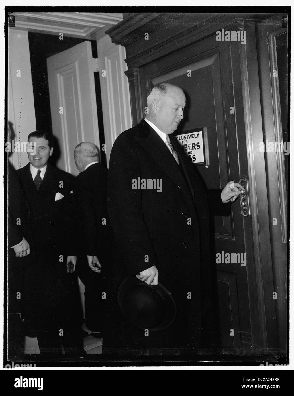 PMG kommt Präsident zu hören Botschaft an den Kongress liefern. Washington, D.C., Jan. 3. Postmaster General James A. Farley Signale das Haus Mitglieder Aufzug ihn in das Haus, wo er Präsident Roosevelt eine Nachricht heute zu einer gemeinsamen Sitzung zu nehmen, 1/3/38 Stockfoto