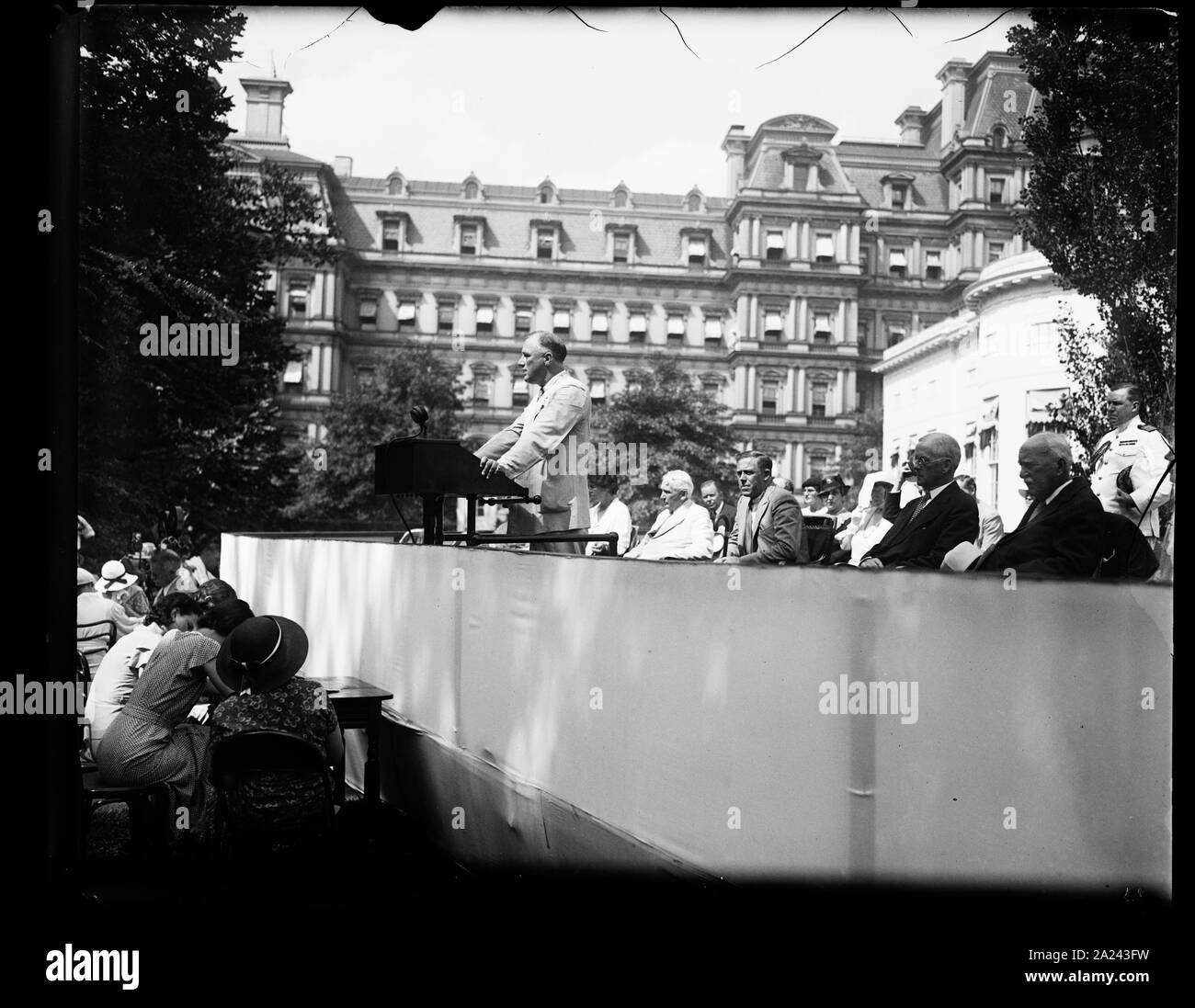 Präsident Roosevelt ADRESSEN SOZIALARBEITER IM WEISSEN HAUS. Eine ZWEITÄGIGE TAGUNG DER MOBILISIERUNG 1933 FÜR MENSCHLICHE BEDÜRFNISSE MIT SOZIALARBEITERN aus allen teilnehmenden Länder OFFIZIELL ERÖFFNET IN WASHINGTON heute als Präsident Roosevelt die Gruppe, AUF DIE DIE GRUPPE auf dem Rasen des Weißen Hauses. NEWTON D. BAKER IST DER VORSITZENDE DER GRUPPE WAR ABER NICHT IN DER LAGE, TEILZUNEHMEN, HEUTE WEGEN DER KRANKHEIT. Die Konferenz wurde eröffnet 1931 für Beihilfen sozialer Gruppen IM KAMPF GEGEN DIE DEPRESSION ARBEITEN Stockfoto