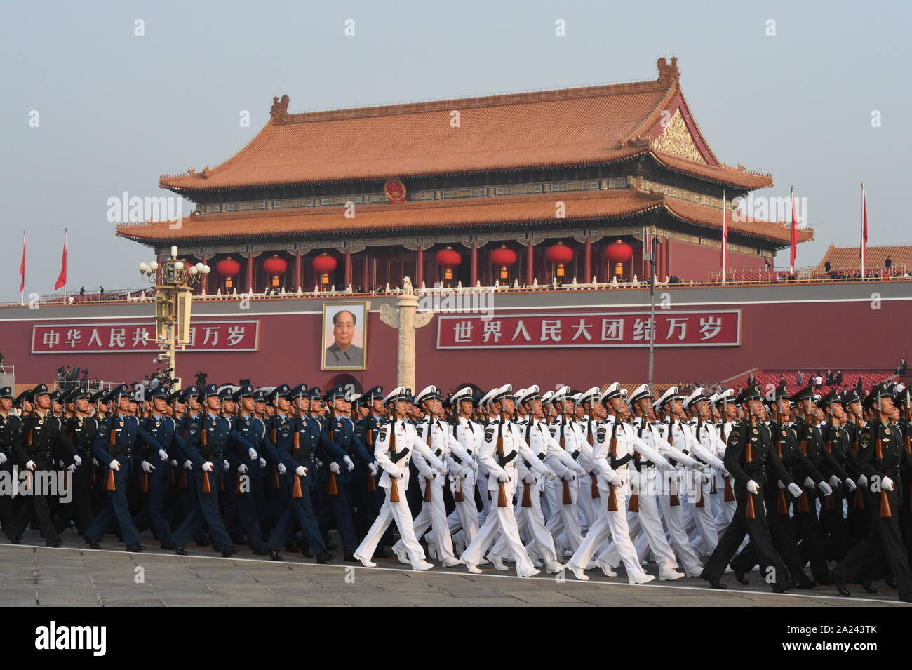 Peking, China. 1. Okt, 2019. Truppen, die Vorbereitung auf die militärparade anlässlich des 70. Jahrestages der Gründung der Volksrepublik China (nachstehend "VR China" genannt) in Peking, der Hauptstadt von China, Oktober 1, 2019. Credit: Li Ein/Xinhua/Alamy leben Nachrichten Stockfoto