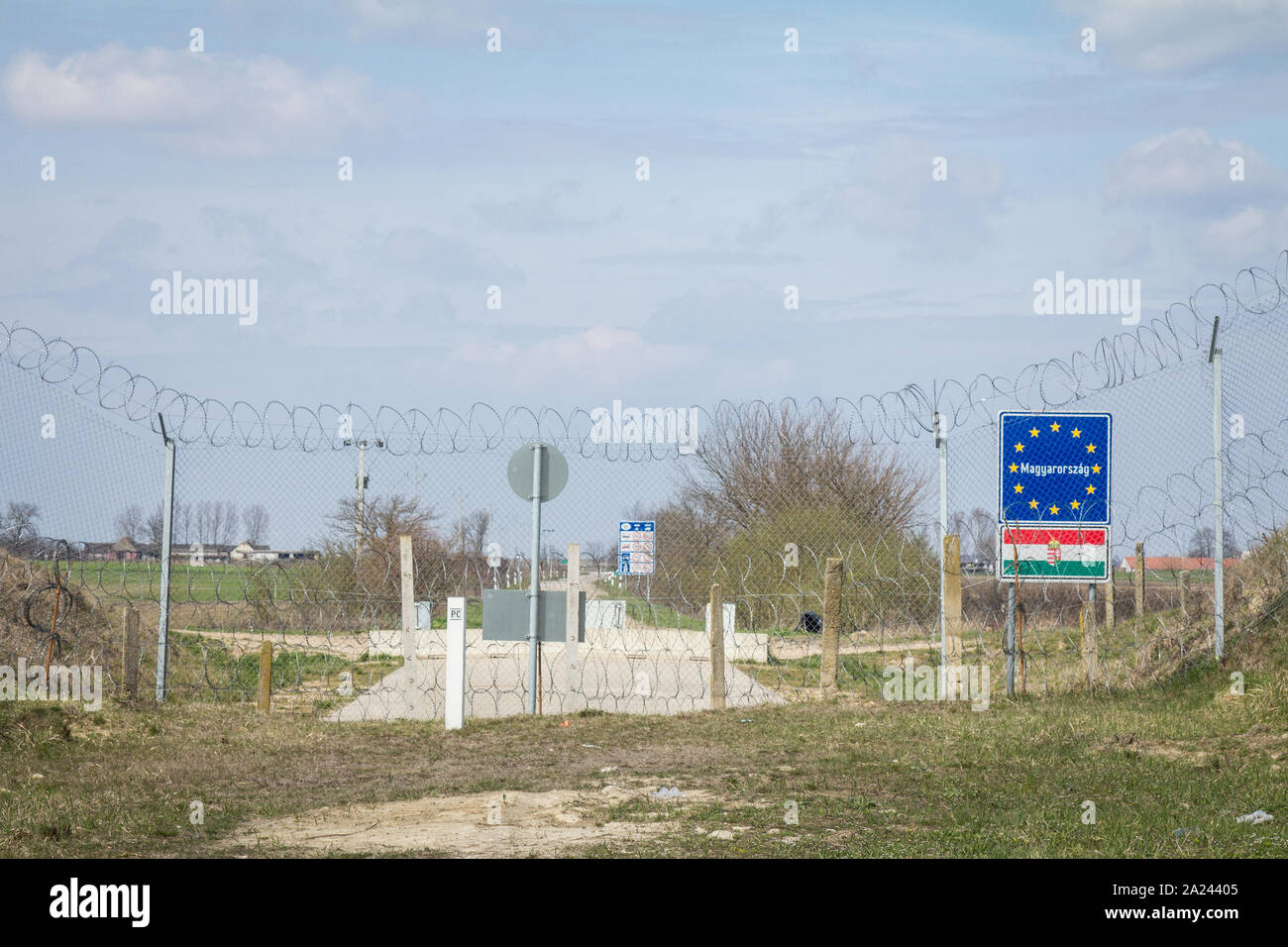 RASTINA, Serbien - 19 März 2016: EU-Eingang Beschilderung durch den Grenzzaun zwischen Rastina (Serbien) und Bacsszentgyorgy (Ungarn), diese Grenze blockiert Stockfoto