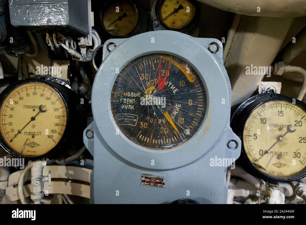 Manometer an der Russischen WWII era submarine Pasopati. Das U-Boot war nach Indonesien während der Schlacht um die Unabhängigkeit. In Surabaya, Indonesi Stockfoto