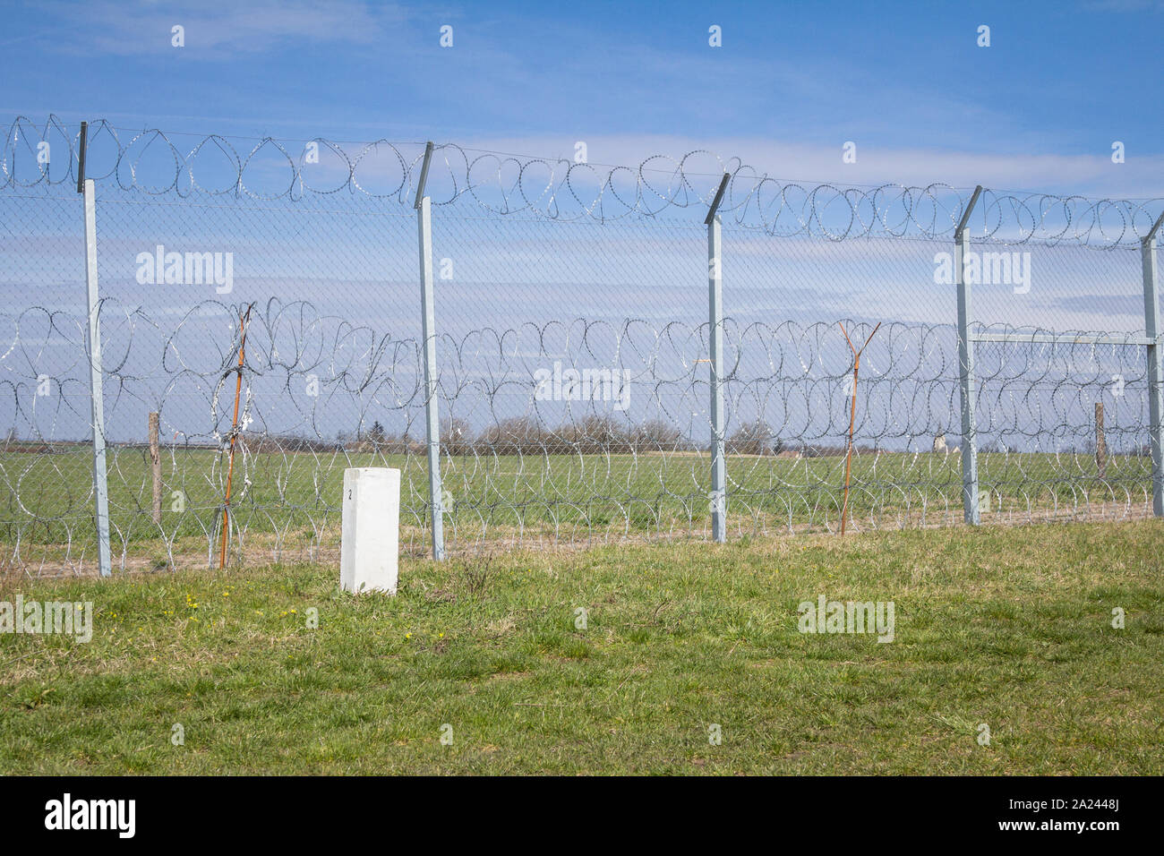 Grenzzaun zwischen Rastina (Serbien) & Bacsszentgyorgy (Ungarn). Diese Grenze wurde im Jahr 2015 gebaut, um die ankommenden Flüchtlinge & Migrantinnen während zu stoppen Stockfoto