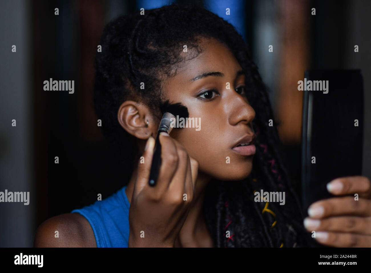 Junge schwarze Frau, die in den Spiegel, Cali, Kolumbien Stockfoto