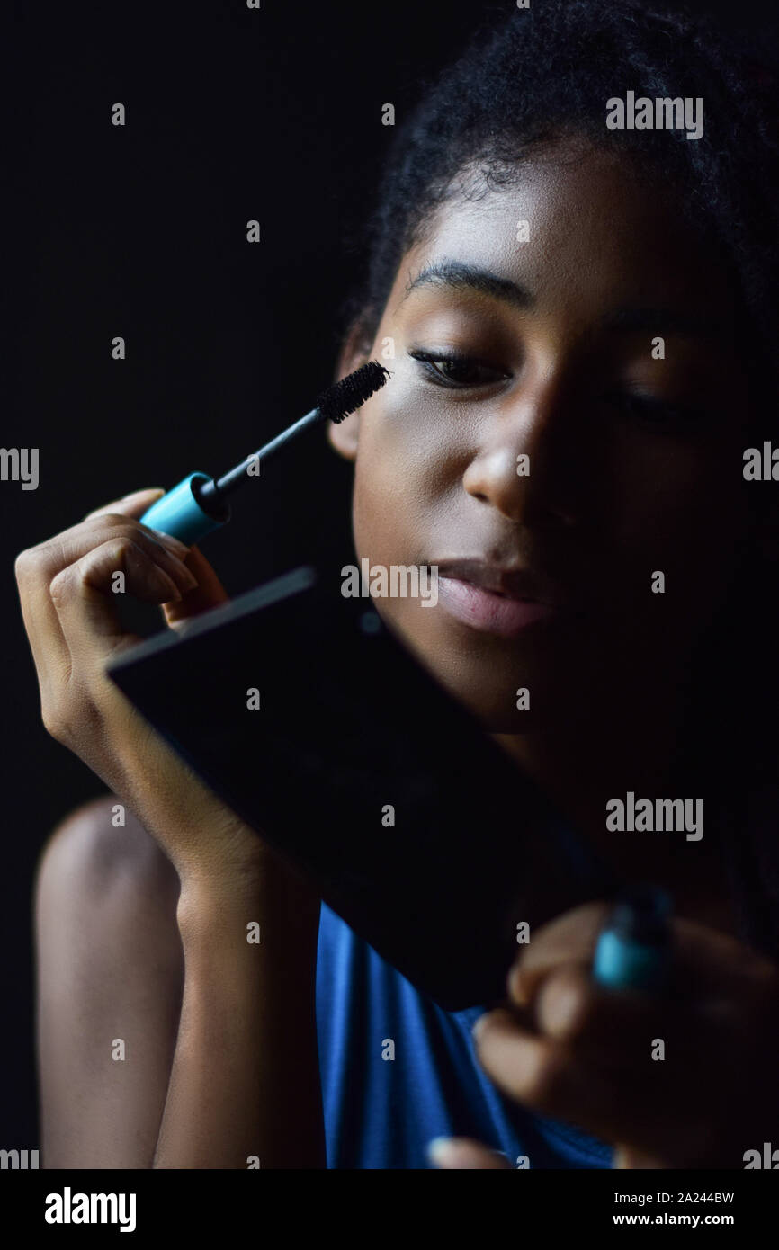 Junge schwarze Frau, die in den Spiegel, Cali, Kolumbien Stockfoto