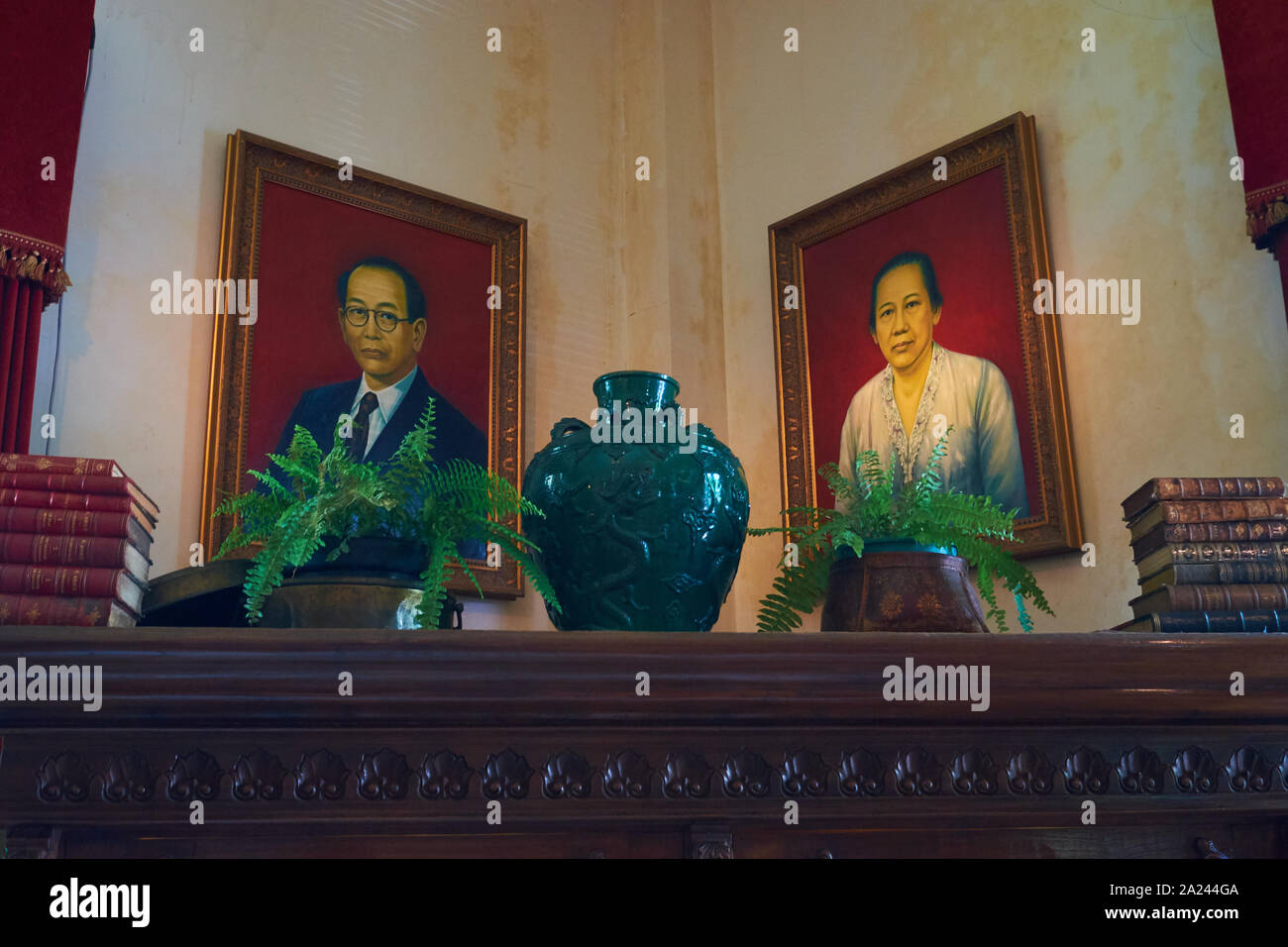 Innenansicht des offiziellen Museum im Haus von Sampoerna, eine Knoblauchzehe und Tabak Zigarettenfabrik in Surabaya, Indonesien. Porträts der Besitzer, Stockfoto