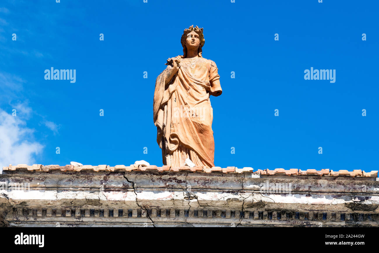 Marmorstatue auf dem Alten Seifenfabrik Loggos Paxos Griechische Inseln Griechenland Stockfoto