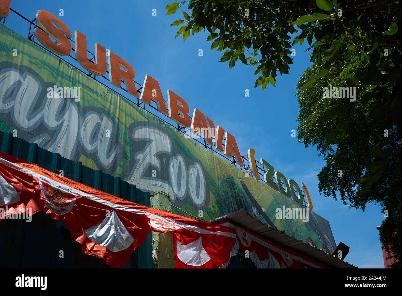 Vor dem Eingang zu der Stadt Zoo in Surabaya, Indonesien. Stockfoto