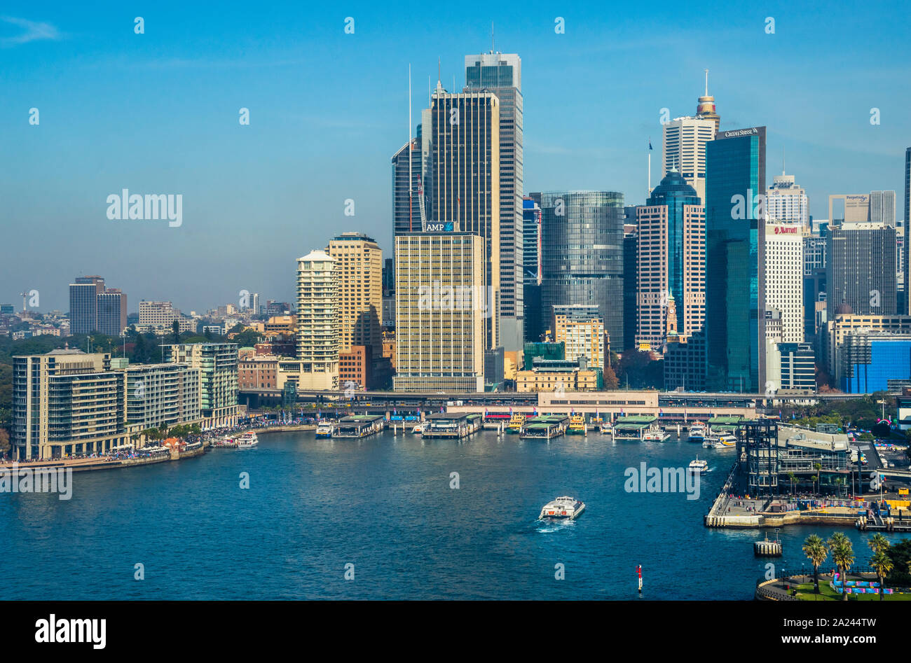 Blick auf Circular Quay und die Skyline von Sydney CBD, Sydney, New South Wales, Australien Stockfoto