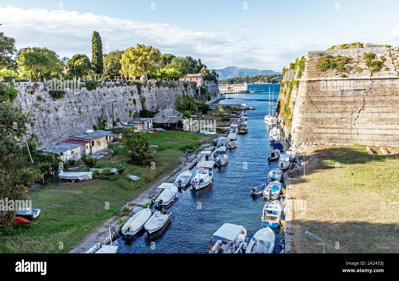 Den Kanal und die Festung der Stadt Korfu Griechische Inseln Griechenland Stockfoto