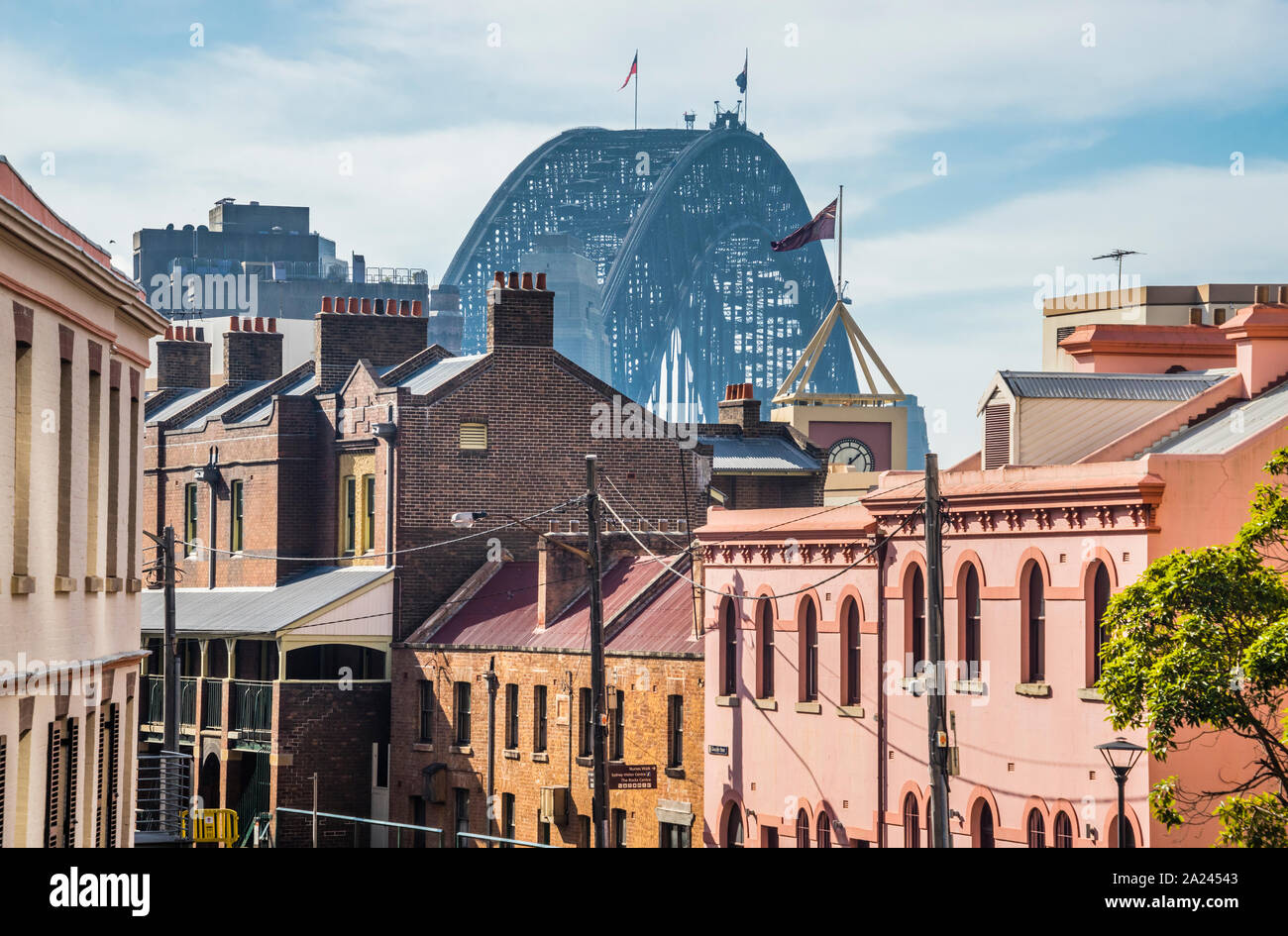 Historische Gebäude in Sydneys Rocks-bezirk vor dem Hintergrund der anmutigen Stahl Bogen von Sydney Harbour Bridge, Sydney, New South Wales, Austra Stockfoto