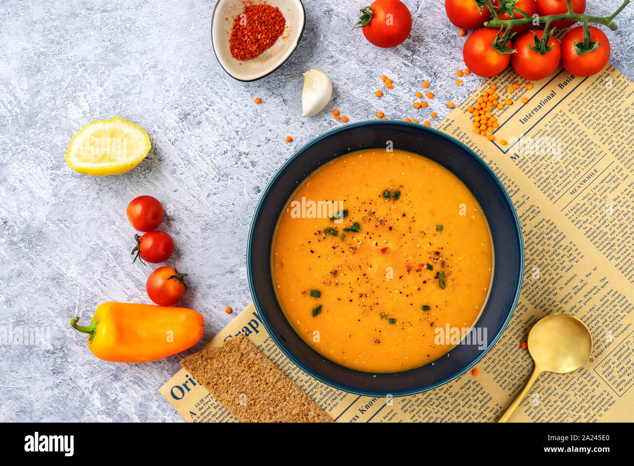 Blick von oben auf die vegan rote Linsen pikante Suppe für den Winter. Vegetarisch kochen Konzept Stockfoto