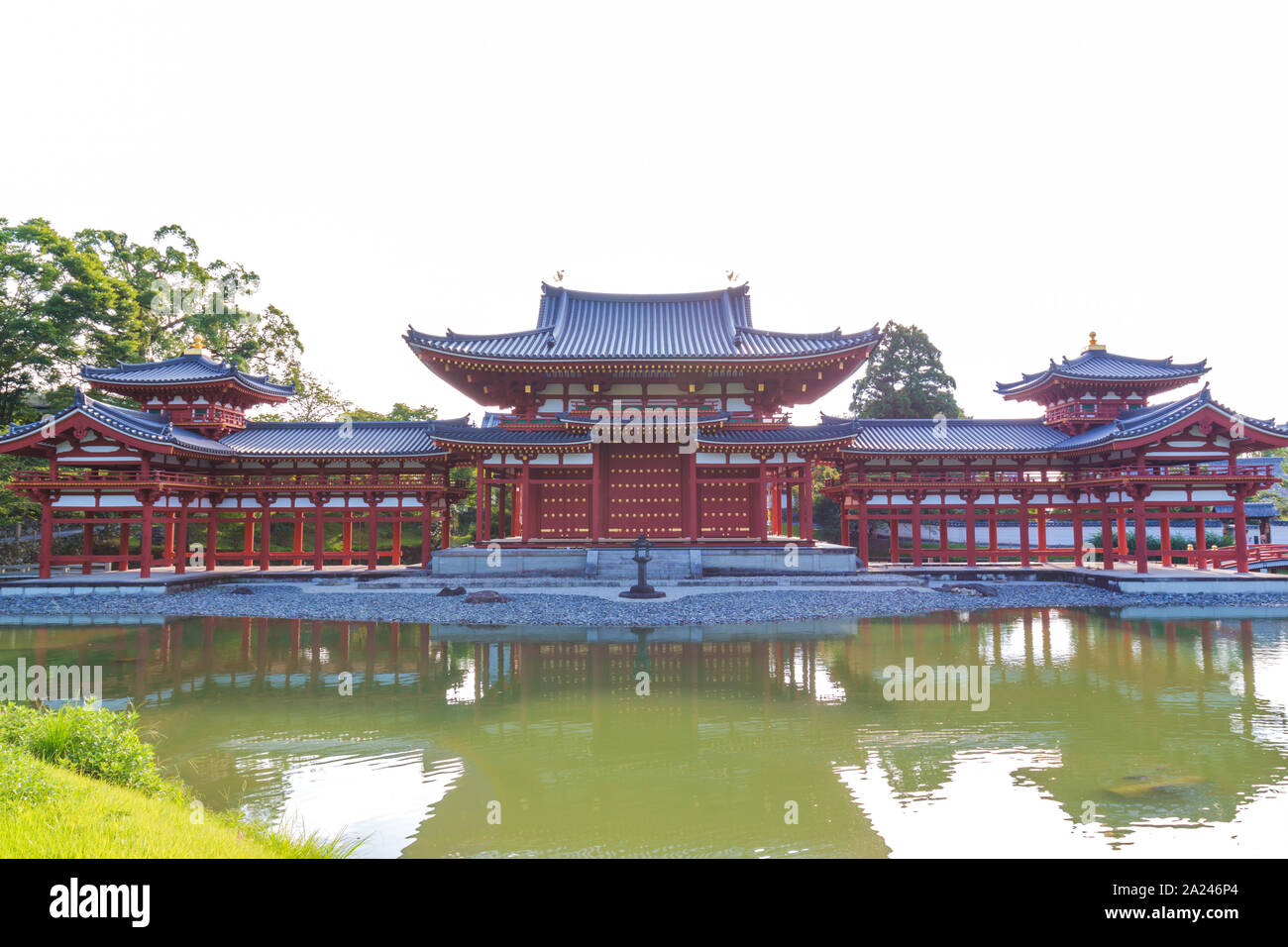 Byodo-in (Phoenix Halle) ist ein buddhistischer Tempel in der Stadt Uji in der Präfektur Kyoto, Japan. mit weißen Himmel Hintergrund. Stockfoto