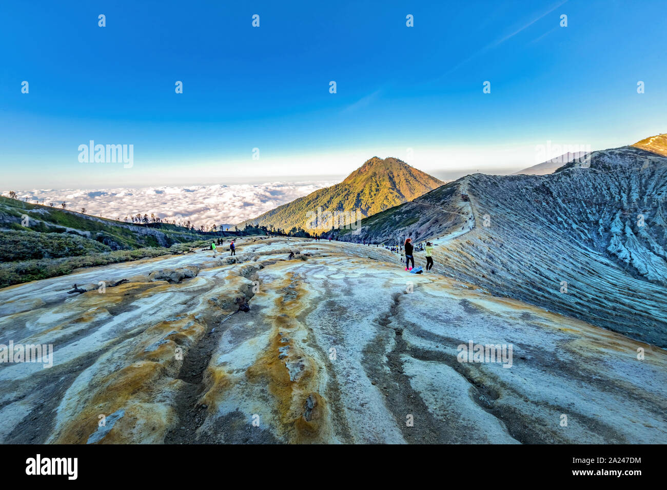 Luftaufnahme von Reisen Menschen mit Rucksack Kawah Ijen, in den frühen Morgenstunden. Eine Gruppe von Composite Vulkane zu Banyuwangi Regency. Ost Java, Indonesien Stockfoto