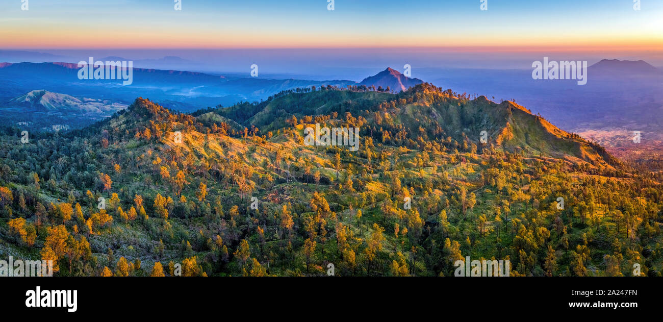 Luftaufnahme von panorama Kawah Ijen - in den frühen Morgenstunden. Eine Gruppe von Composite Vulkane in der banyuwangi Regentschaft von Ostjava, Indonesien Stockfoto