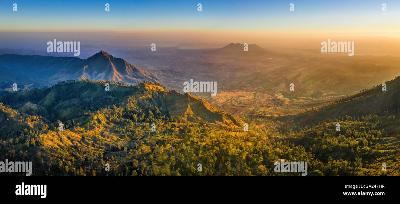 Luftaufnahme von panorama Kawah Ijen - in den frühen Morgenstunden. Eine Gruppe von Composite Vulkane in der banyuwangi Regentschaft von Ostjava, Indonesien Stockfoto