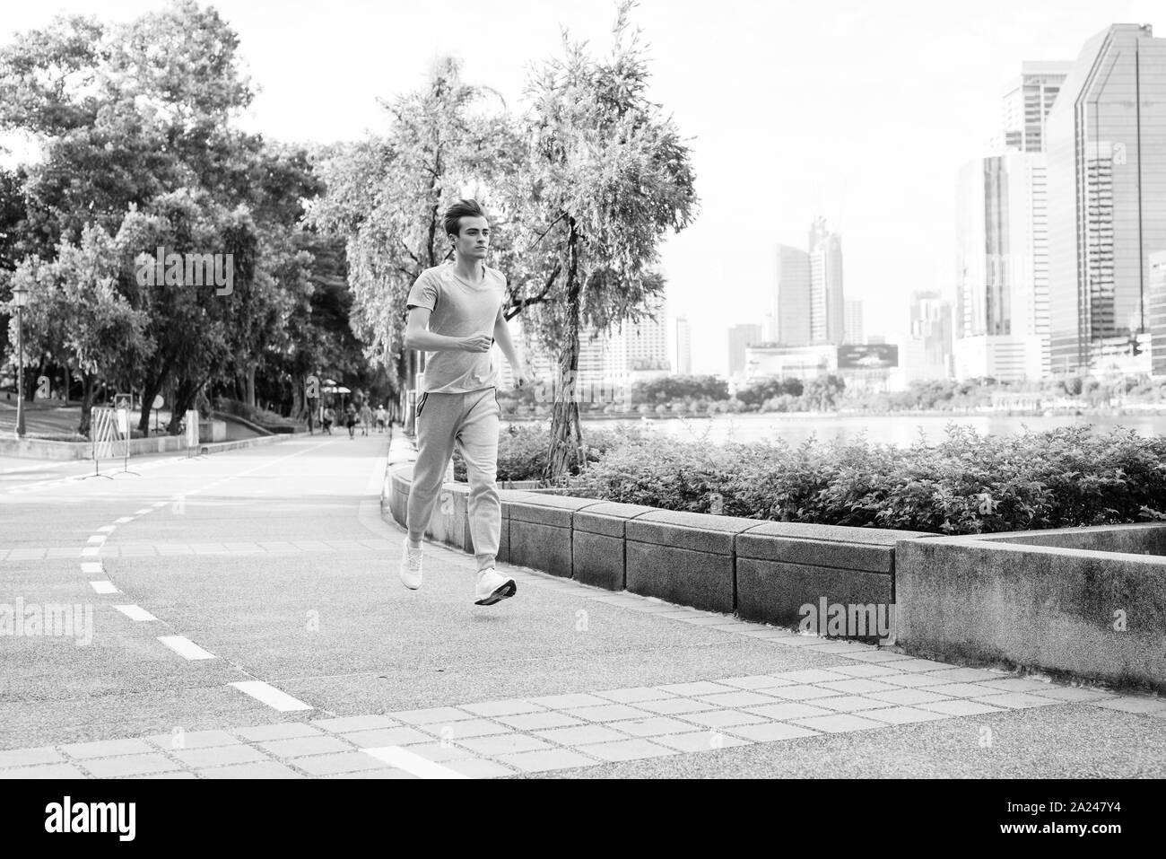 Jungen gutaussehenden Mann Jogging im Park Stockfoto