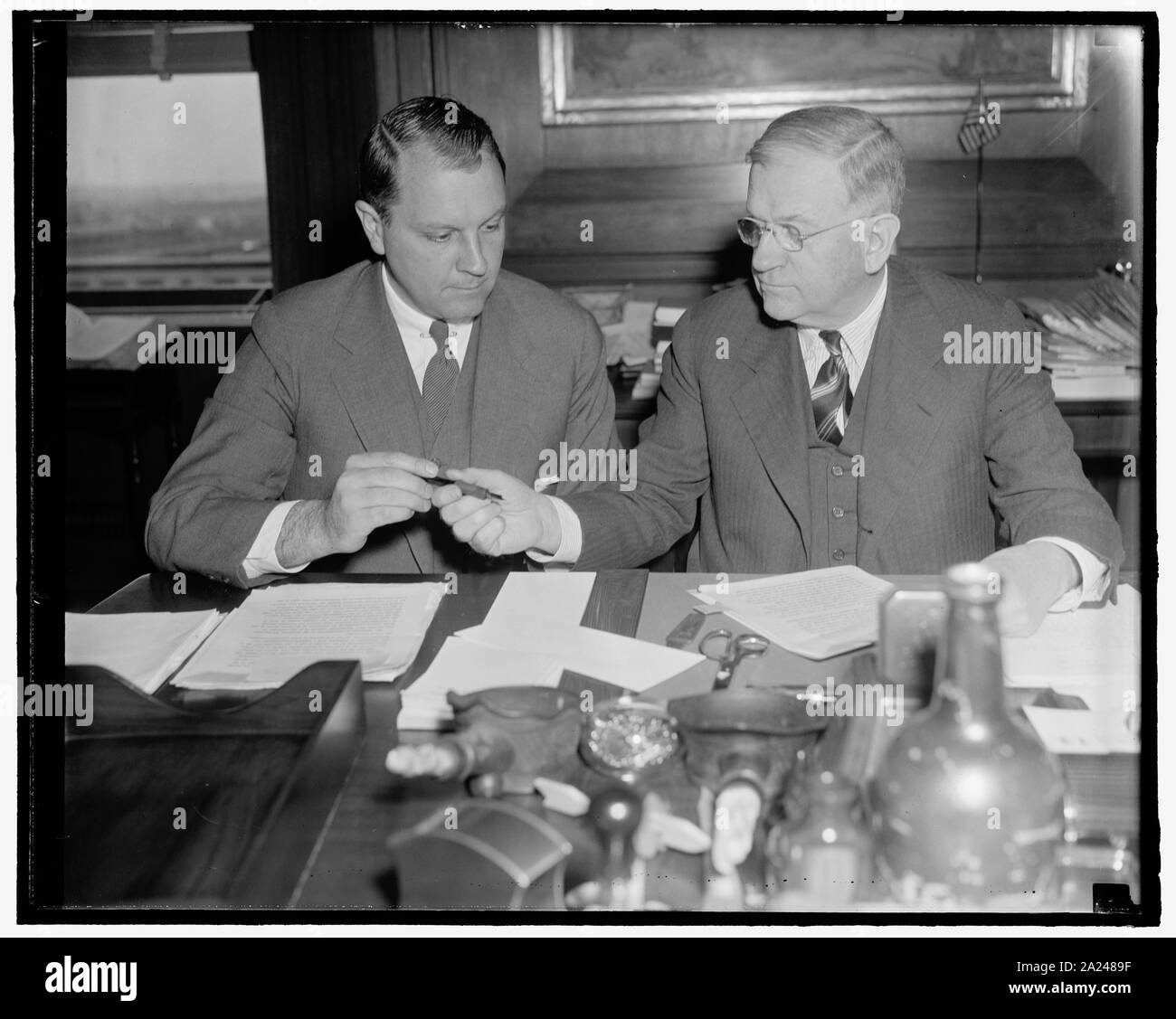 Pan American Erlaubnis gegeben, Kanton Insel als Air Base zu verwenden. Washington, D.C., den 13. April. Nach einer Vereinbarung zwischen den Vereinigten Staaten und großen Brittan für die gemeinsame Nutzung der Insel von Canton und Enderbury im Südpazifischen Ozean für den internationalen Luftverkehr und Kommunikation, Sekretär der Innenminister Harold Ickes unterzeichneten heute einen Führerschein für Pan American Airways Kanton Insel als Air Base für seine kommerziellen trans-Pacific Air Transport Service zwischen Kalifornien und Neuseeland zu verwenden. Sekretär Ickes ist Show präsentiert der Pen für Juan Trippe, Präsident von Pan American, nach Th Stockfoto