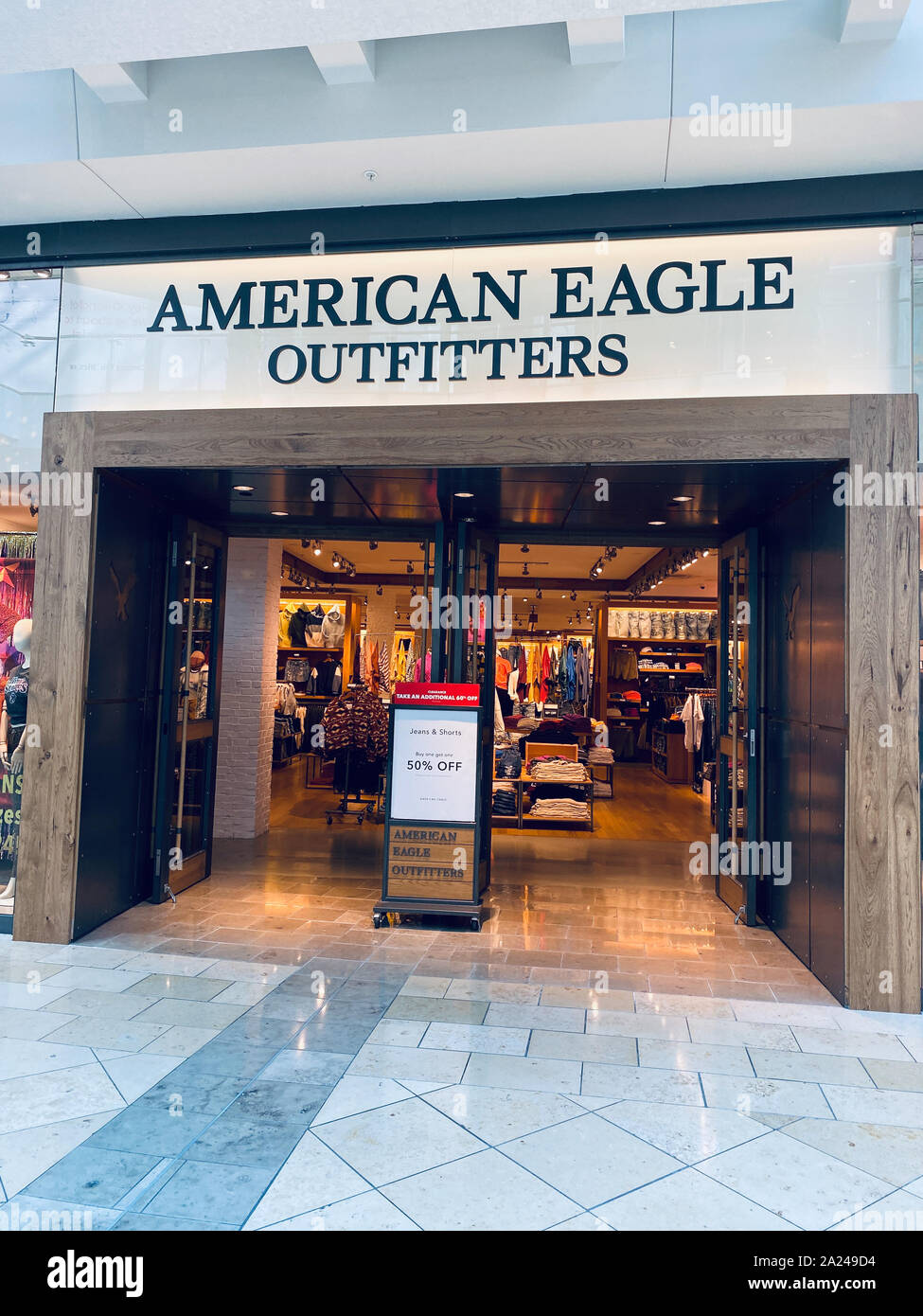 Orlando, FL/USA -9/30/19: Ein American Eagle Clothing Store in einem Einkaufszentrum. American Eagle Outfitters ist eine US-amerikanische Lifestyle Marke am Ziel Stockfoto