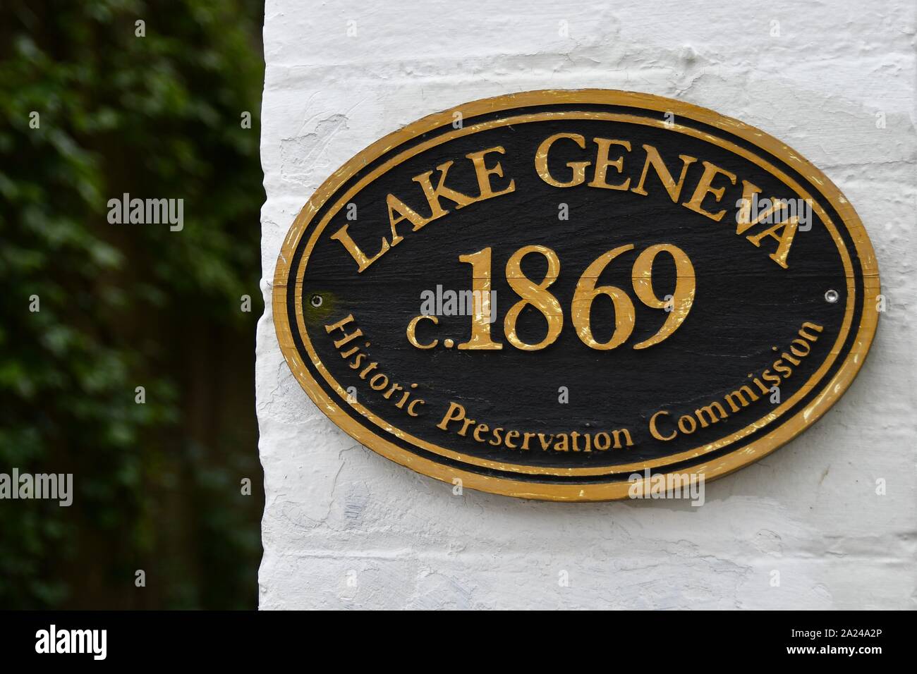 Schild mit historischem Gebäude am Genfer See, WI Stockfoto