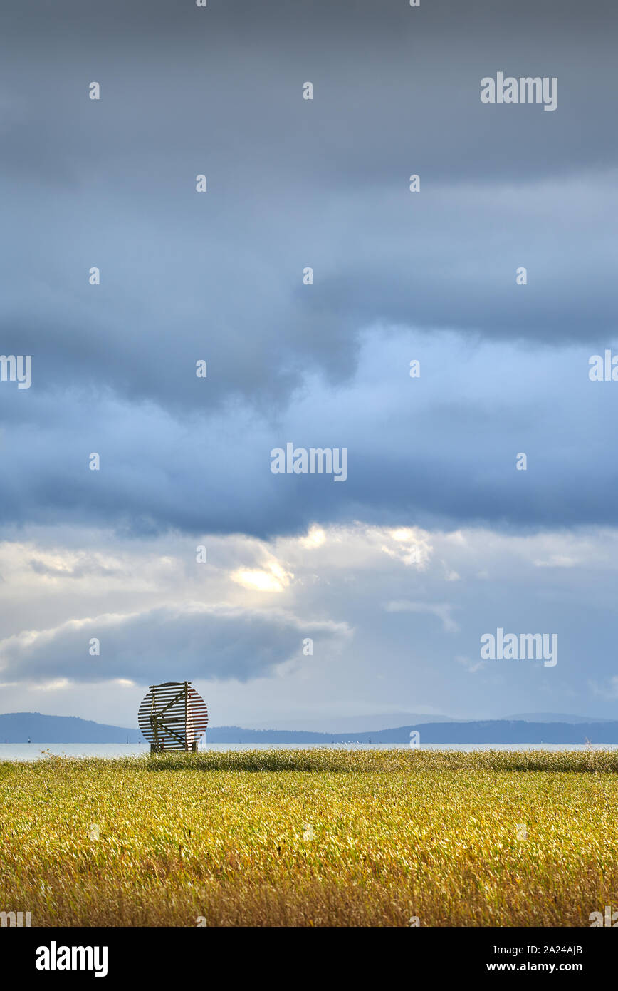 West Dyke Richmond BC. Dunkle Wolken aus dem Westen Deich Trail in Richmond, British Columbia, Kanada. Stockfoto