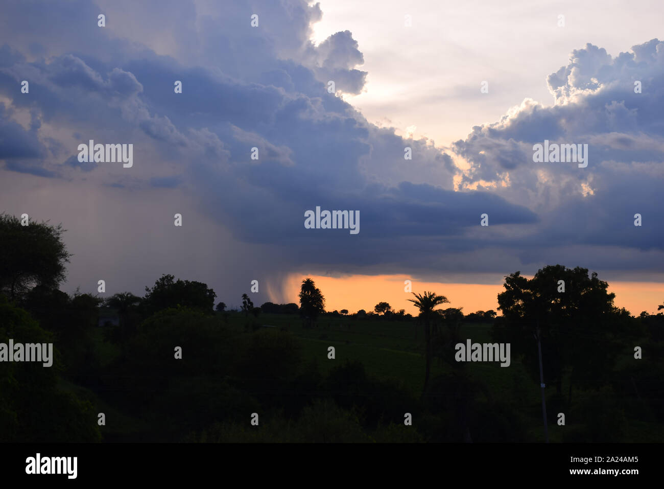 Sun Rise sun set Background, gelb, schwarz und orange Wolken im Himmel. Stockfoto
