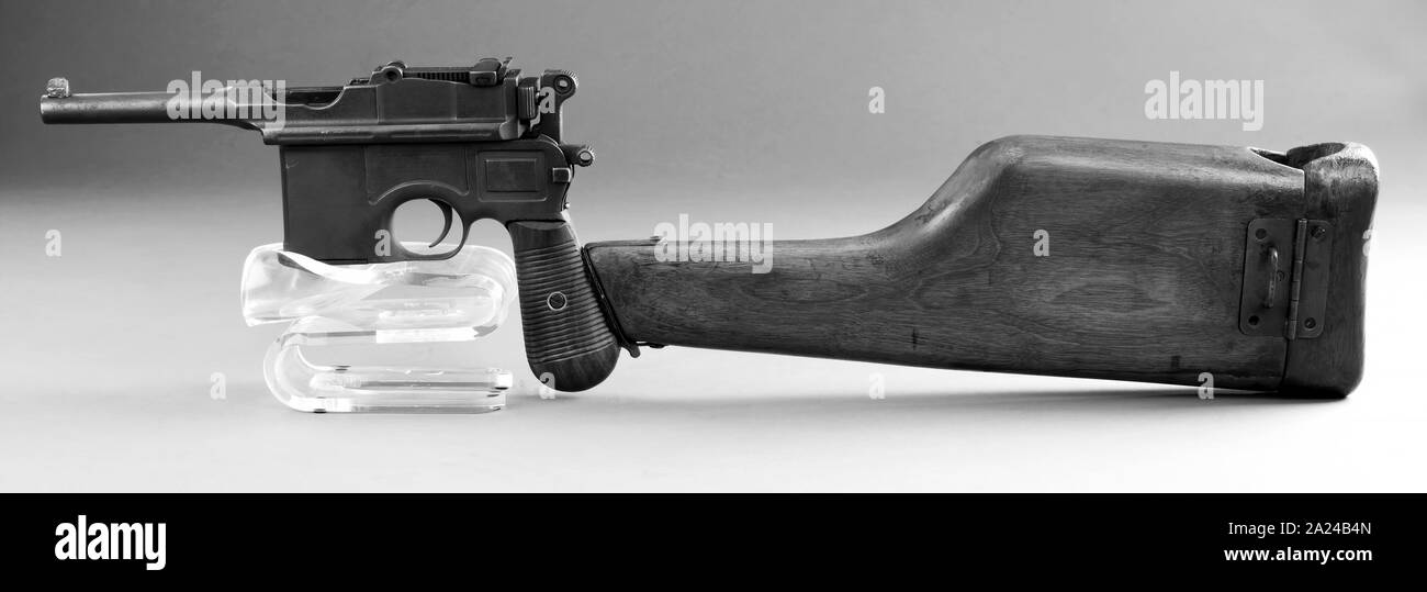 Antiken Deutschen broomhandle Pistole um 1926 mit Holz- Schulter lieferbar in Schwarz und Weiß. Stockfoto