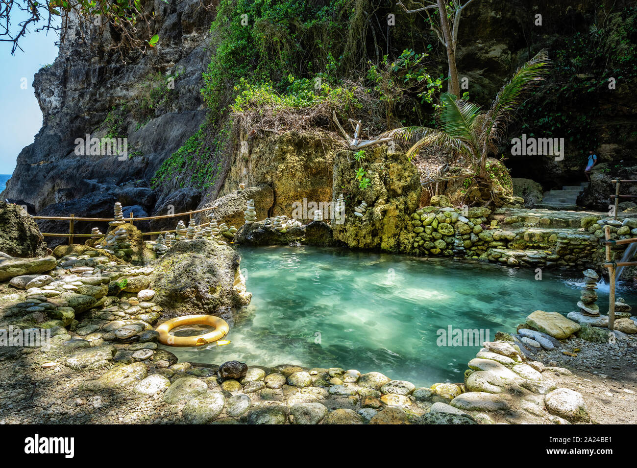 Strand und Höhle bei Tembeling Strand, bei Nusa Penida Insel Bali Indonesien Stockfoto