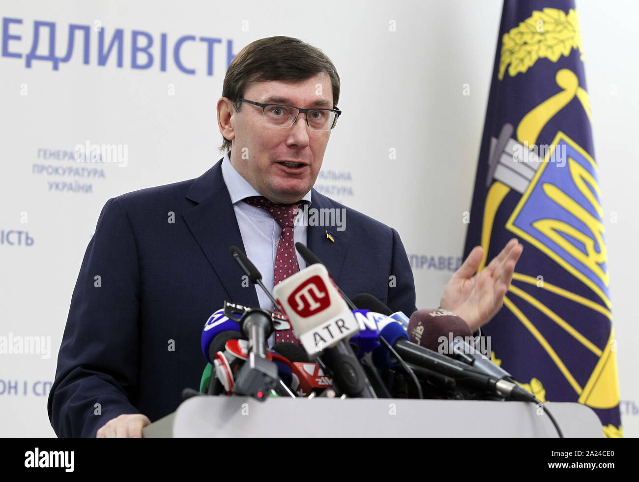 (EDITOR'S NOTE: Dies ist eine Datei und Foto) Generalstaatsanwalt der Ukraine Jurij Luzenko spricht während einer Pressekonferenz in Kiew. In einem Interview der BBC-Journalist am 30. September veröffentlicht, 2019 auf der Website der BBC: Sind Sie bereit, über die Amtsenthebung von Präsident Trumpf in den USA zu bezeugen? Jurij Luzenko beantwortet: Warum nicht. Ich bin ganz offen und weiß, dass alle meine Handlungen zugelassen waren, alle meine Aussagen zugelassen waren, bin ich vor nichts Angst. Ich fürchte, für mein Land, weil es scheint, dass die Ukraine nun Opfer hat zu einem großen amerikanischen Sturm gesunken. Ich möchte, dass mein Land zu schützen. Stockfoto