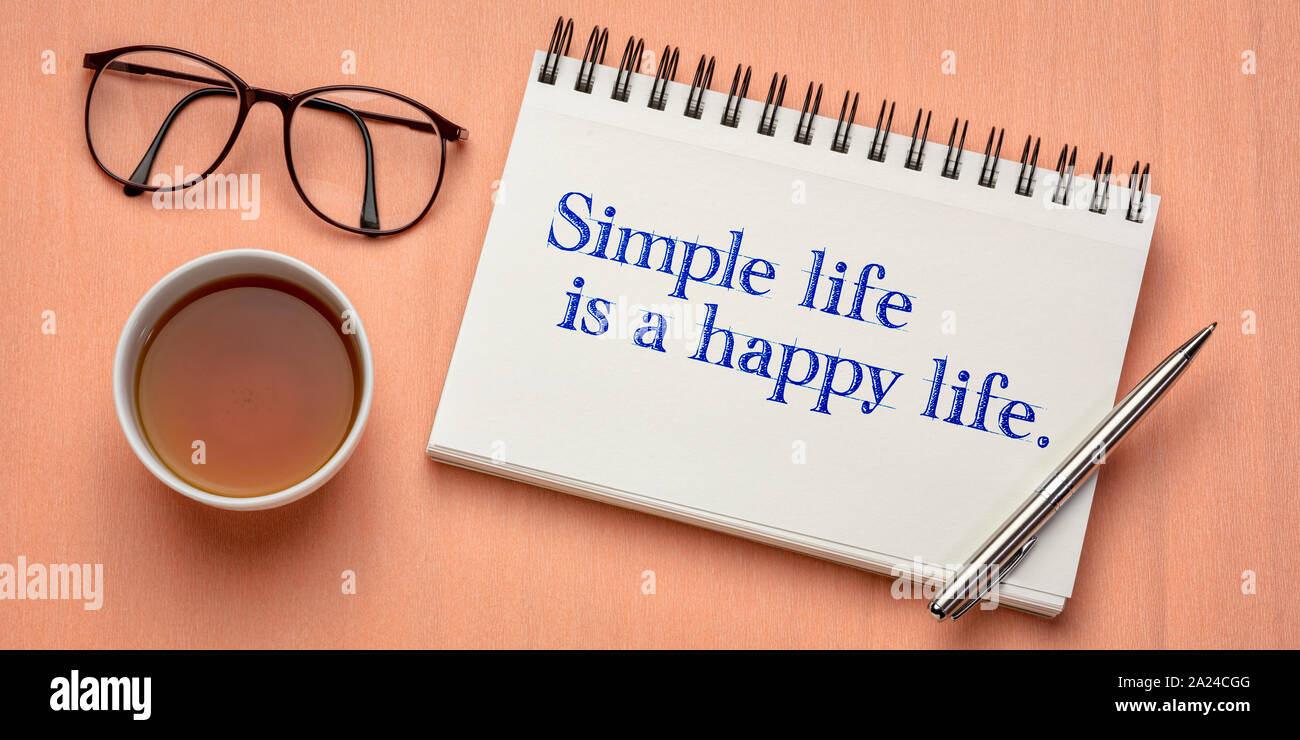 Einfach ist das Leben ein glückliches Leben - inspirational Handschrift in einem Skizzenbuch, flach mit Kaffee und Gläser, Minimalismus, Lebensstil und persönliche developm Stockfoto