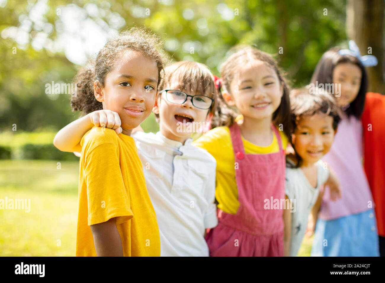 Multi-ethnischen Gruppe von Schulkindern lachend und umarmt Stockfoto