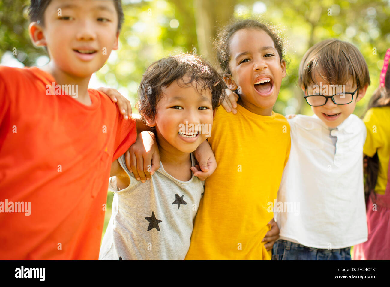Multi-ethnischen Gruppe von Schulkindern lachend und umarmt Stockfoto