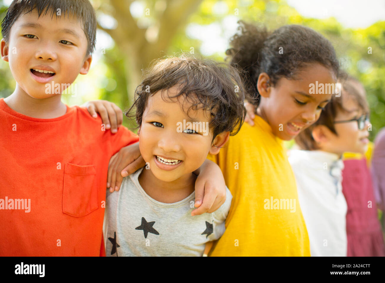 Multi-ethnischen Gruppe von Schulkindern lachend und umarmt Stockfoto