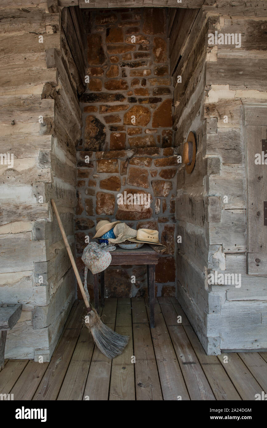 Teil einer Veranda, auf der eine Sammlung von 1800 und frühen 20 Häusern und anderen Gebäuden an der Gonzales Pioneer Village Living History Center in Gonzales, Texas Stockfoto