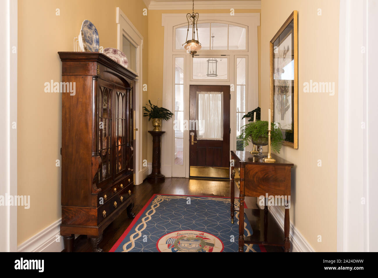 Teil der Rückseite - Eintrag Flur des Texas Governor's Mansion in Austin, der Hauptstadt von Texas Stockfoto