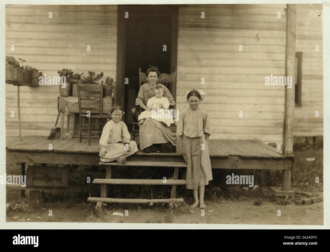 Ein Teil der Familie von R.D. Thomas. Er und ein Junge von 15 Arbeiten im Jahrhundert Cotton Mill, South Boston, Va. Das Mädchen auf dem Boden nicht funktionieren jetzt, aber sagte, daß sie 12 Jahre alt war (die Sie wahrscheinlich nicht getan, wenn Sie in der Mühle wurden). Diese Kinder, die nicht Arbeiten bilden einen guten Vergleich für Alter derer, die Arbeiten. Familie hat hier vier Jahre gelebt. Vor, sie lebten in einem Virginia Bauernhof. Stockfoto