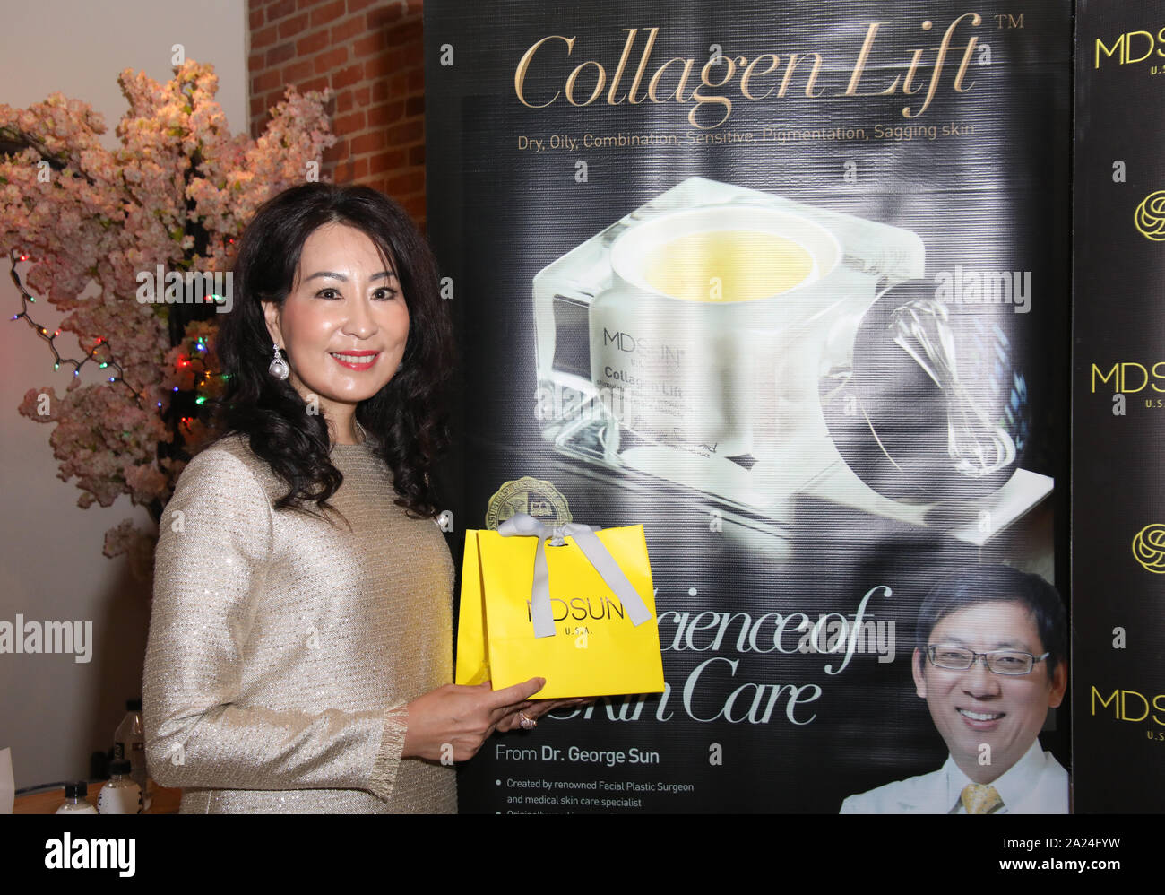 Los Angeles, Kalifornien, USA. 26. September 2019. Zehra Sun hält eine Geschenkbeutel aus MDSUN an der asiatischen Welt Film Festival Kick-off Pressekonferenz bewirtet durch MDSUN auf fünfzig eine Küche Restaurant in Culver City, Kalifornien. Stockfoto