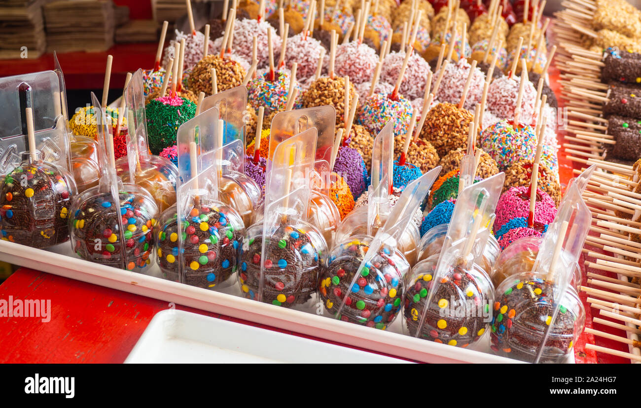 Sortierte Auswahl an bunten Süßigkeiten Äpfel zum Verkauf in ein süßes Store Stockfoto